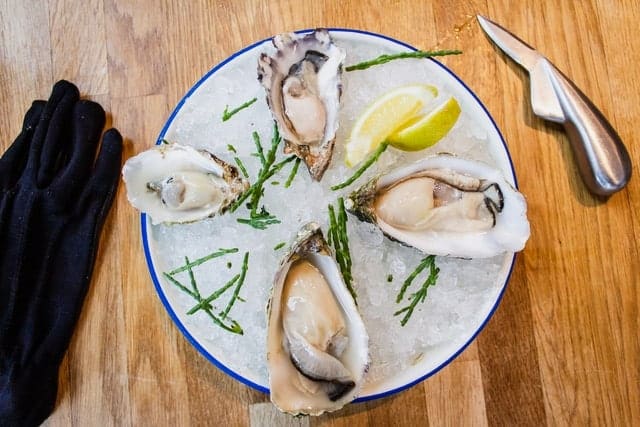 Oysters-on-ice-with-lemon