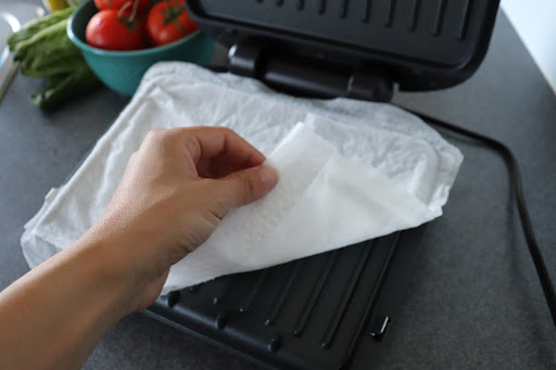 removing-paper-towel-from-george-foreman