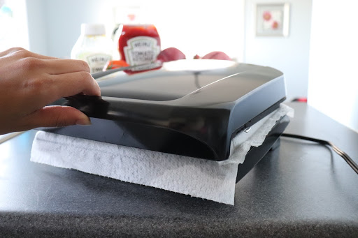 george-foreman-with-paper-towels-inside