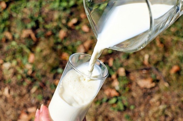 pouring-glass-of-milk