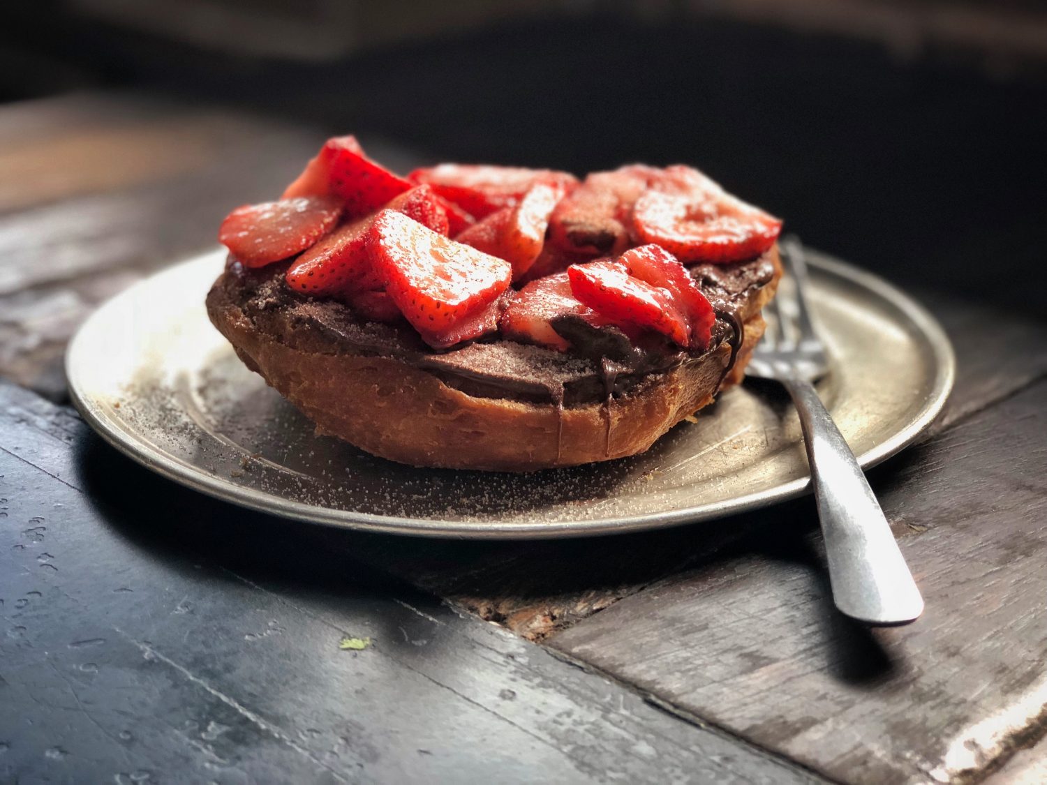 bagel-with-strawberries