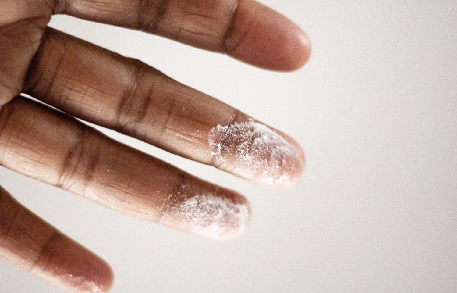 powder-on-fingers