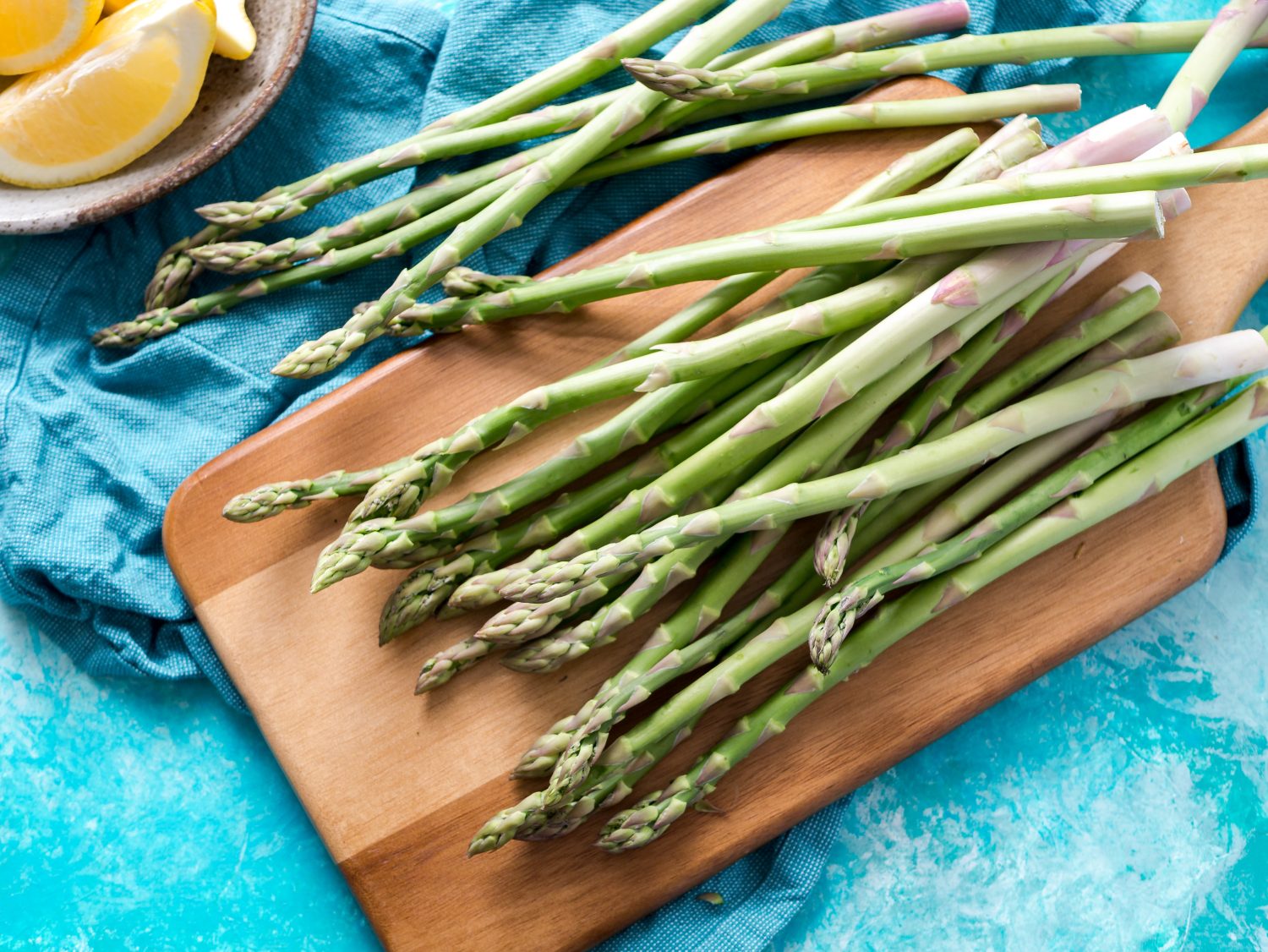 asparagus-on-cutting-board