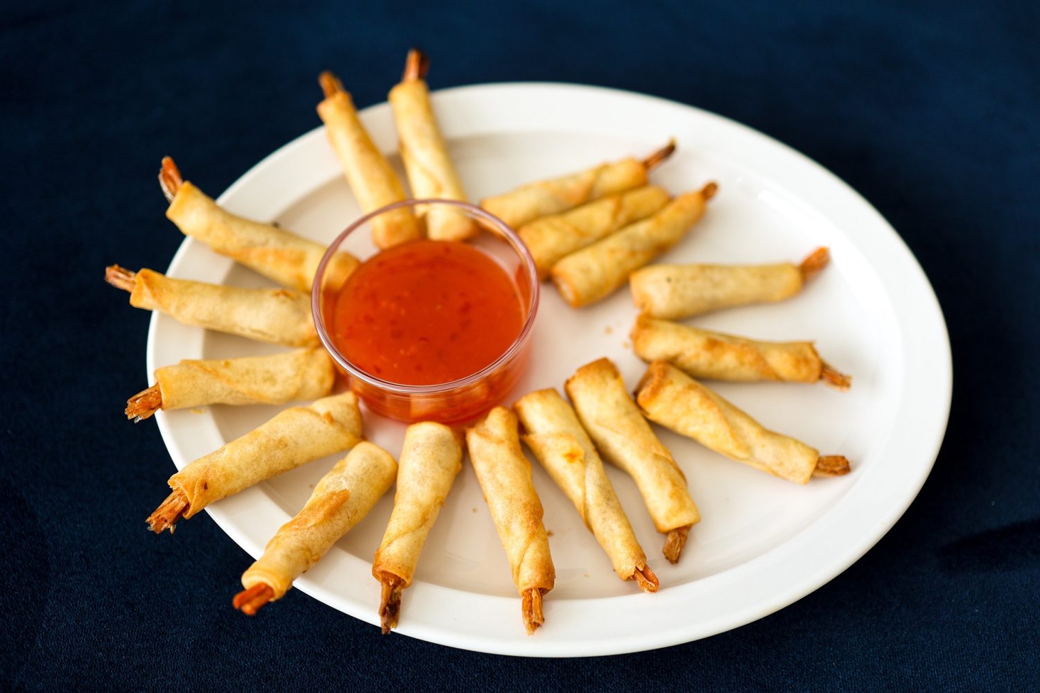 spring-rolls-and-sauce