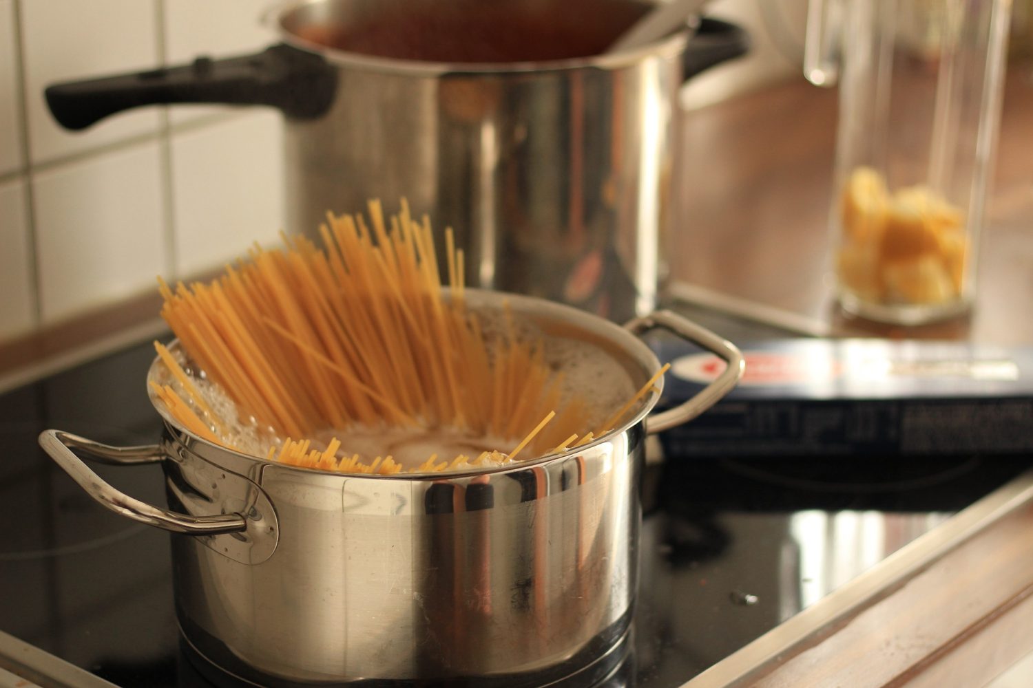 cooking-spaghetti-in-pot
