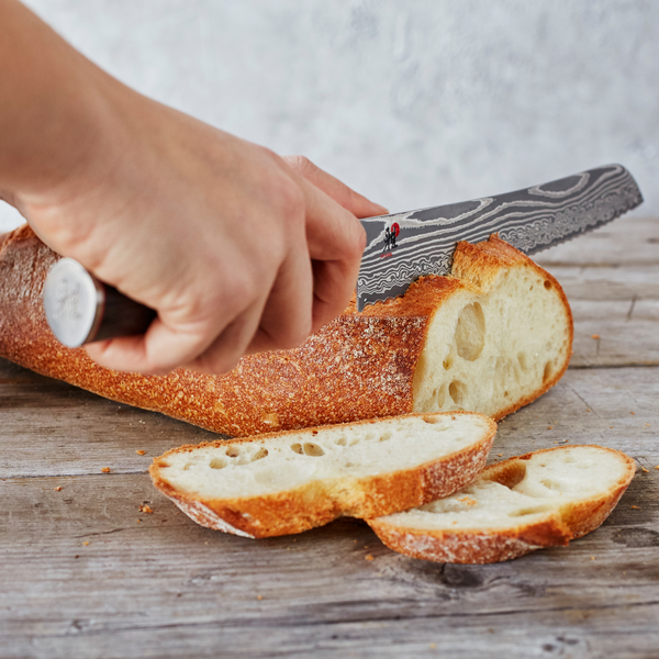 knife-cutting-bread