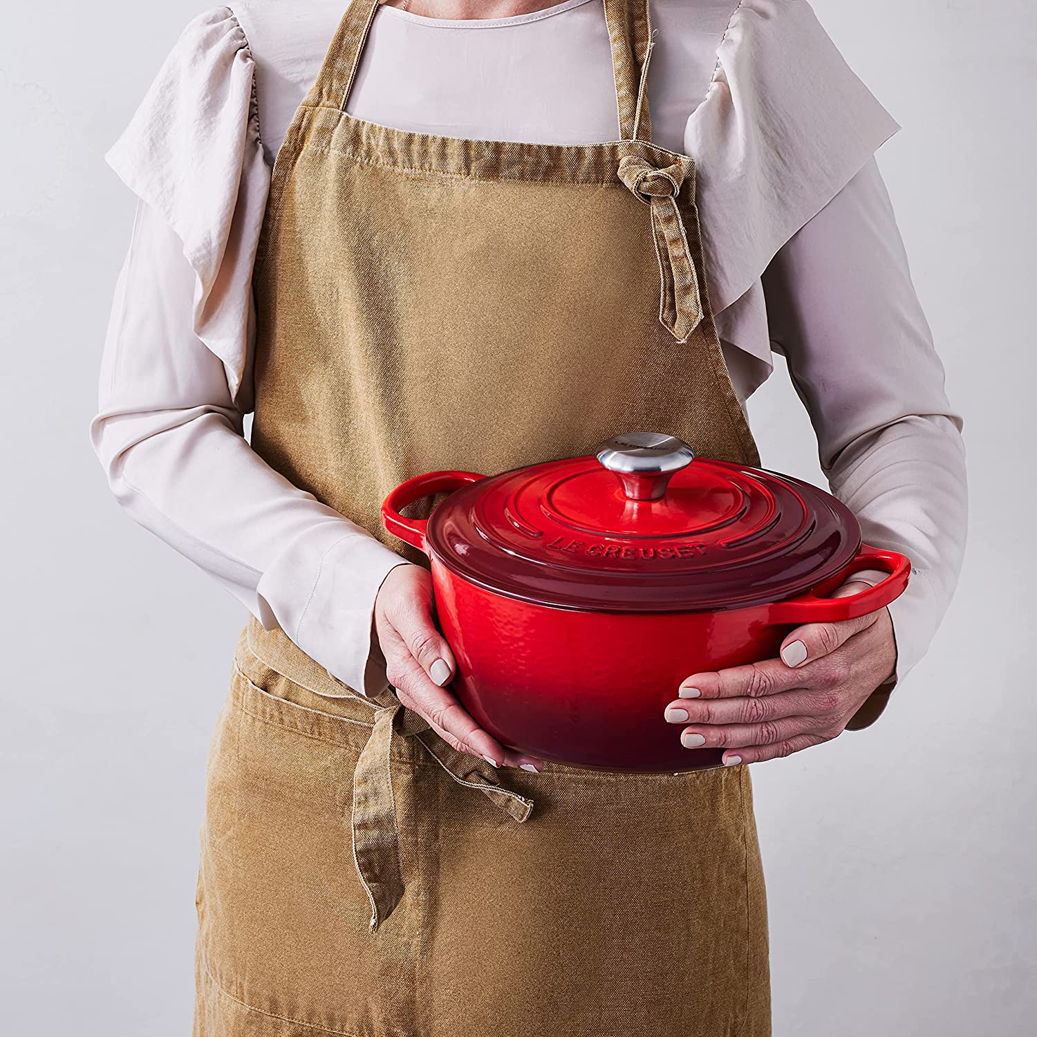 chef-holding-dutch-oven