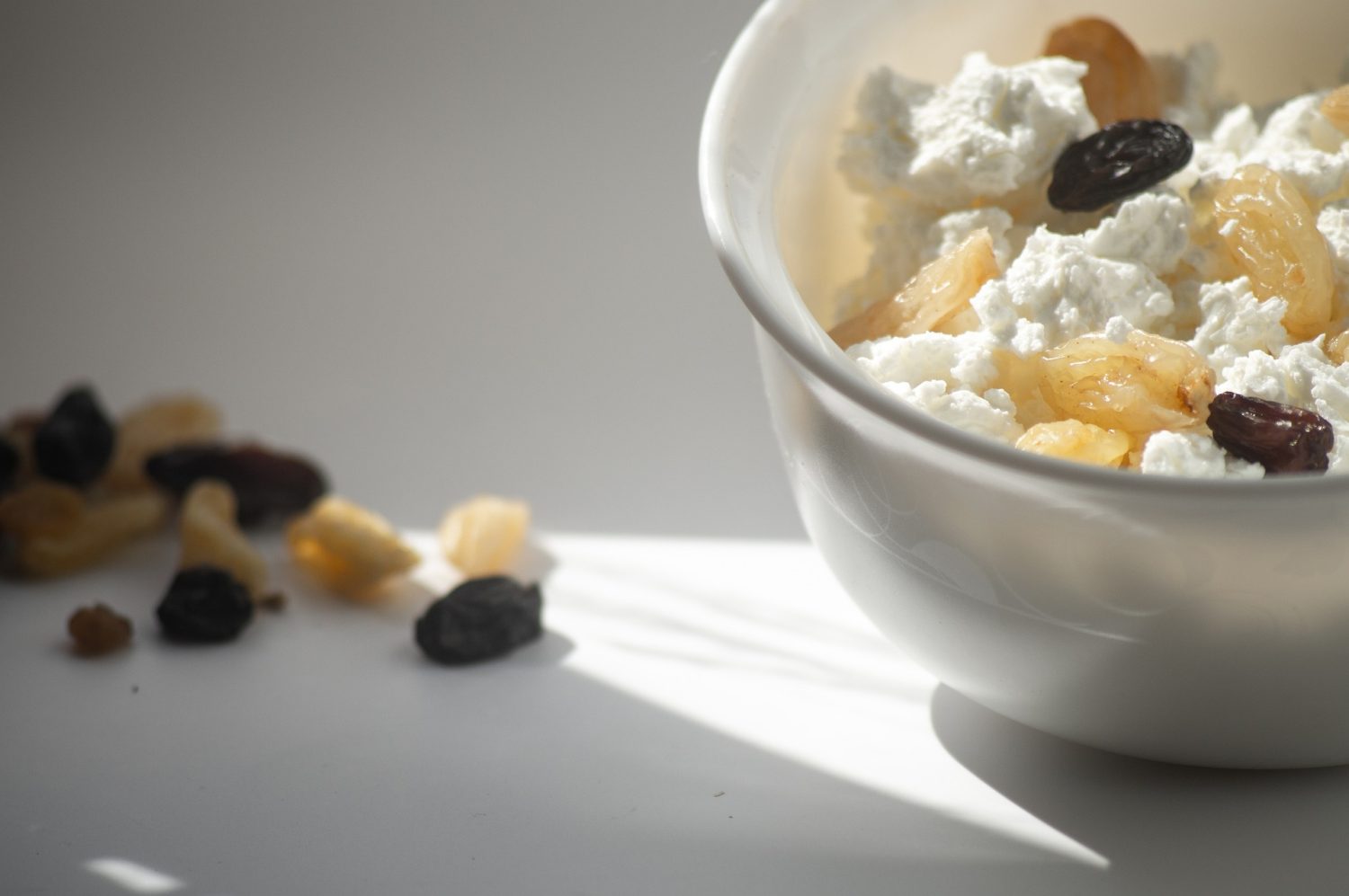 bowl-of-cottage-cheese-and-raisins