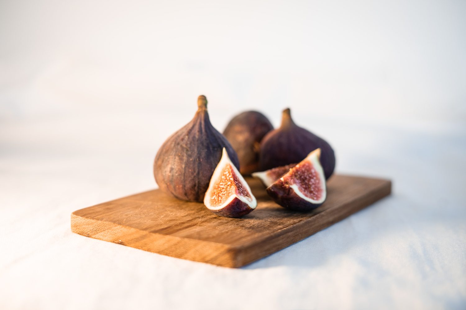 figs-on-cutting-board
