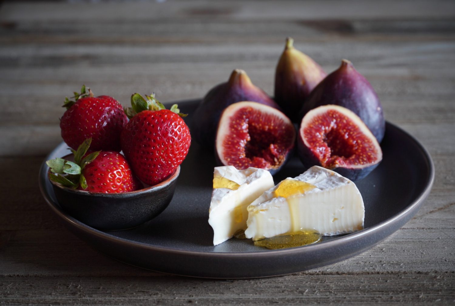 figs-cheese-and-strawberries