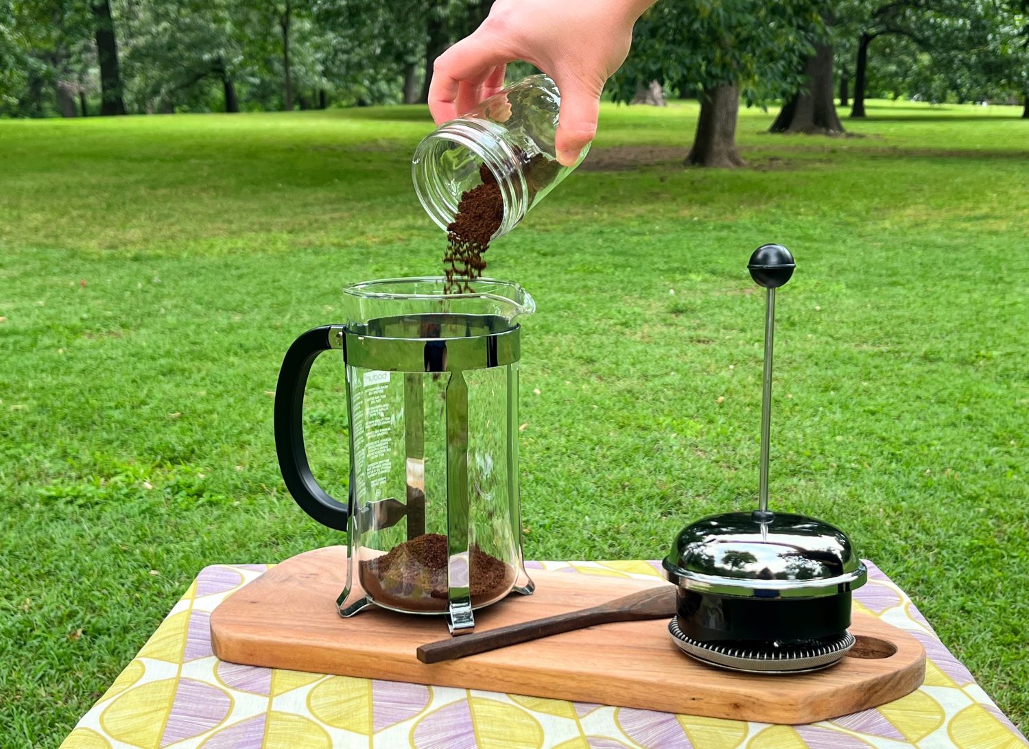 pouring-coffee-grounds-into-french-press