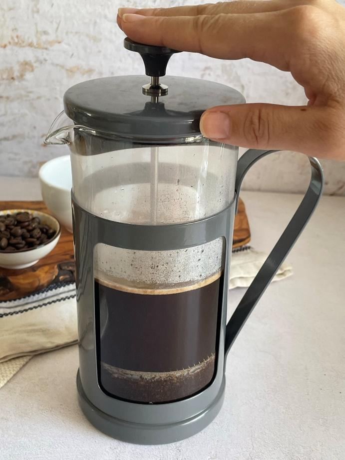 plunging-coffee-in-french-press
