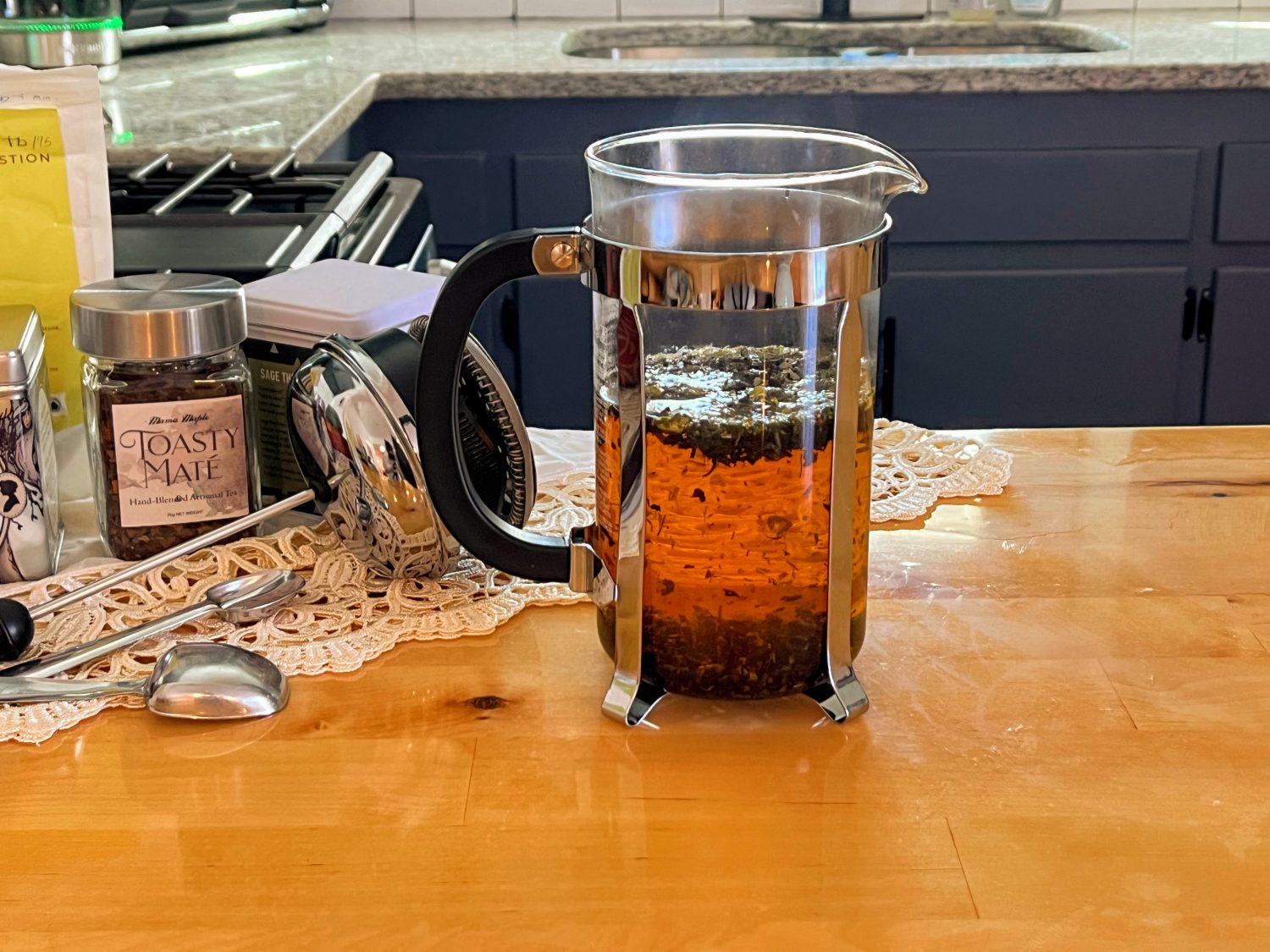 tea-steeping-in-french-press