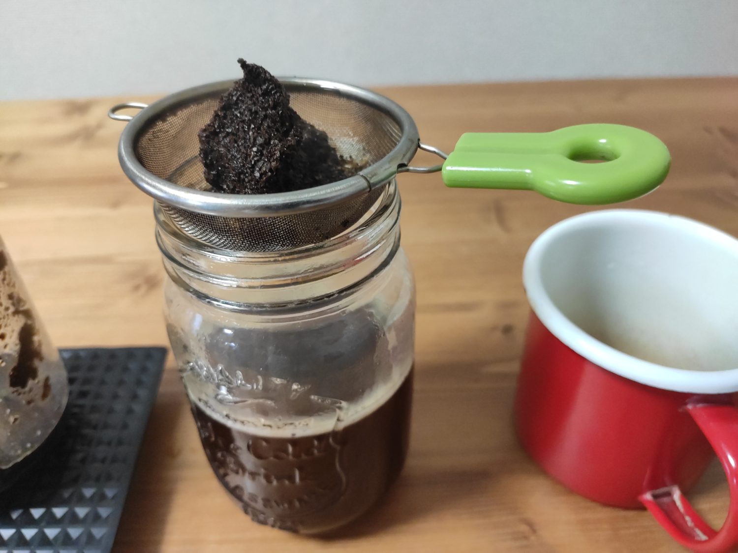 coffee-grounds-in-sieve