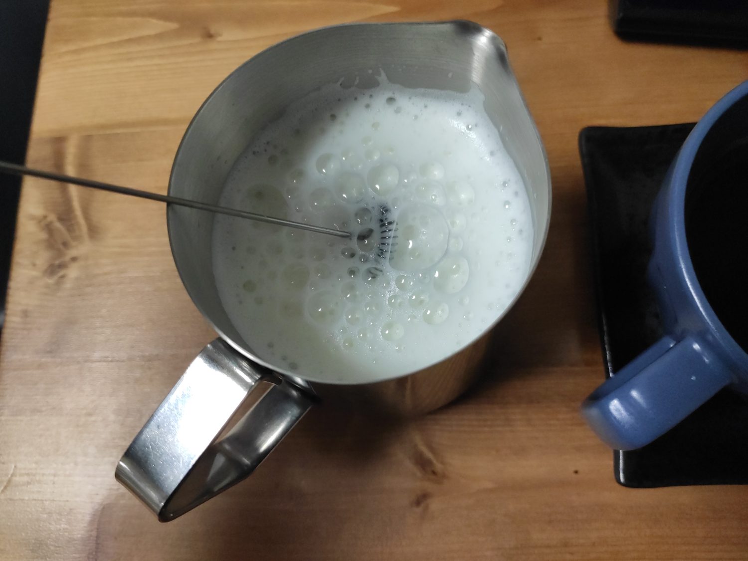frothing-milk-with-wand